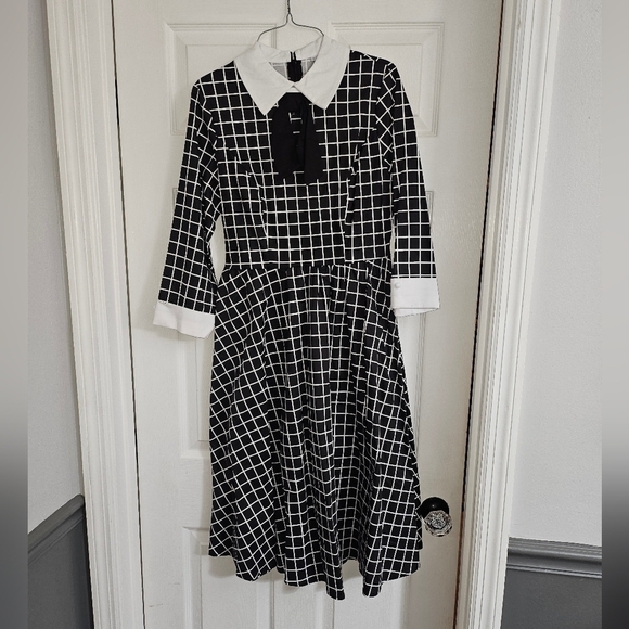Dresses & Skirts - Black and white collared cocktail dress